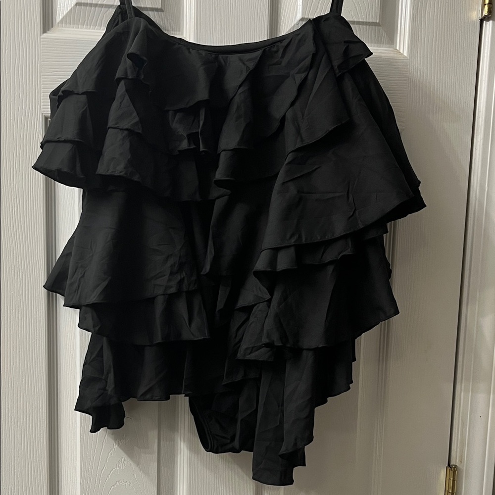 🩱🖤😎Elegant Black Multi-Tiered Ruffled One-Piece Swimsuit🩱🖤😎 - Picture 2 of 8
